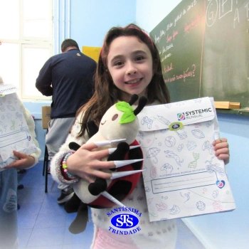 Educação Bilíngue: alunos recebem portfólios com atividades realizadas 