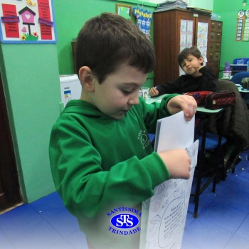 Educação Bilíngue: alunos recebem portfólios com atividades realizadas 