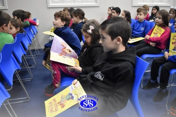 Alunos participam do Projeto Autor Presente com a escritora Renata Fernandes