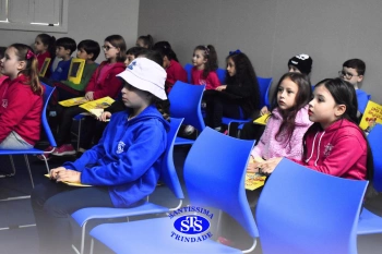 Alunos participam do Projeto Autor Presente com a escritora Renata Fernandes