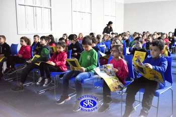 Alunos participam do Projeto Autor Presente com a escritora Renata Fernandes