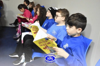 Alunos participam do Projeto Autor Presente com a escritora Renata Fernandes