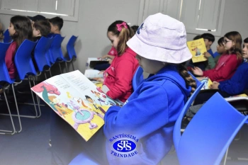 Alunos participam do Projeto Autor Presente com a escritora Renata Fernandes
