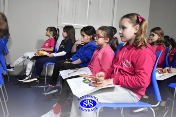 Alunos participam do Projeto Autor Presente com a escritora Renata Fernandes