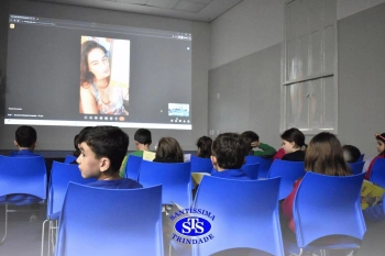 Alunos participam do Projeto Autor Presente com a escritora Renata Fernandes
