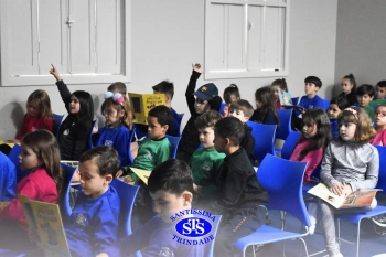 Alunos participam do Projeto Autor Presente com a escritora Renata Fernandes