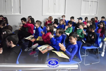 Alunos participam do Projeto Autor Presente com a escritora Renata Fernandes