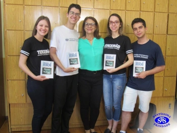 Alunos e professores foram homenageados pela participação em Concurso