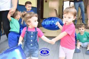 Pequenos comemoram o aniversário do Colégio | Inf. 1