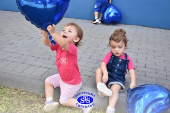 Pequenos comemoram o aniversário do Colégio | Inf. 1