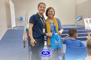 Crianças fazem tecelagem inspiradas em Madre Madalena Damen