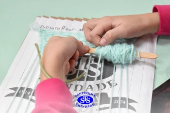 Crianças fazem tecelagem inspiradas em Madre Madalena Damen
