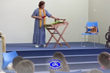 Crianças fazem tecelagem inspiradas em Madre Madalena Damen