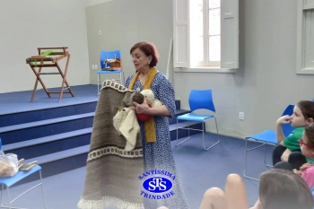 Crianças fazem tecelagem inspiradas em Madre Madalena Damen