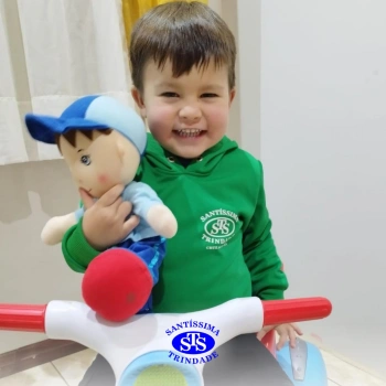 Mascote das turmas visita as casas das crianças