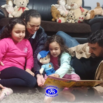 Mascote das turmas visita as casas das crianças