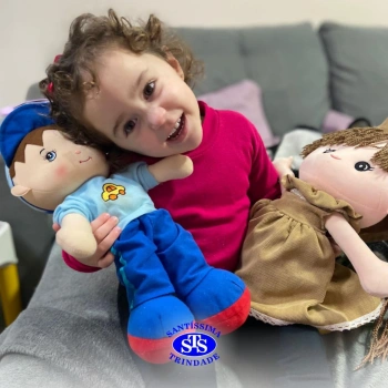 Mascote das turmas visita as casas das crianças