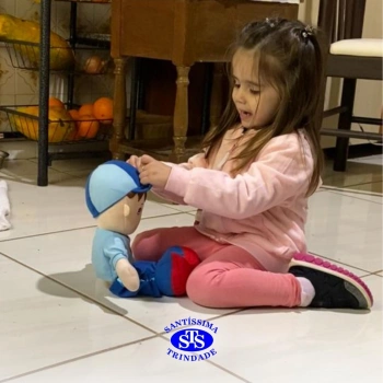Mascote das turmas visita as casas das crianças