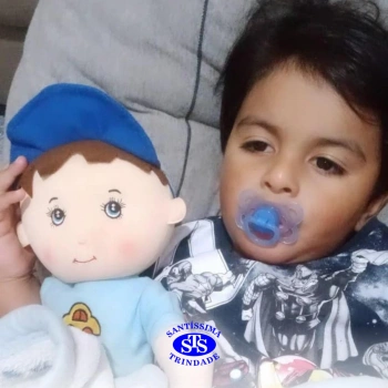 Mascote das turmas visita as casas das crianças
