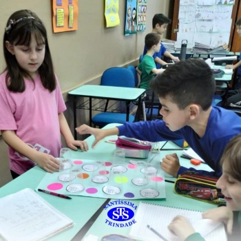 Alunos aprendem multiplicação através de dinâmica em grupo | 2º ano