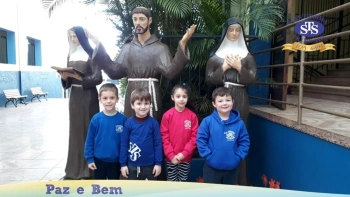 Alunos do Nível B realizaram duas homenagens