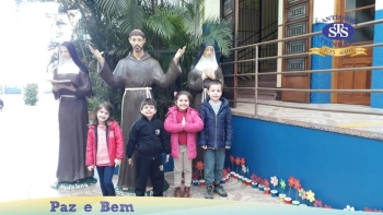 Alunos do Nível B realizaram duas homenagens