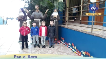 Alunos do Nível B realizaram duas homenagens
