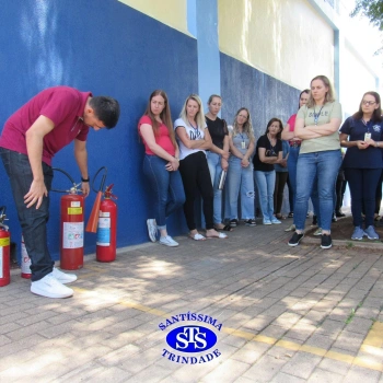 Profissionais do Colégio são capacitados para prestar primeiros socorros
