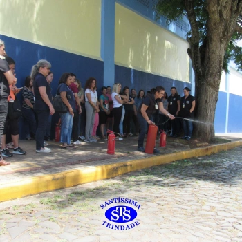 Profissionais do Colégio são capacitados para prestar primeiros socorros