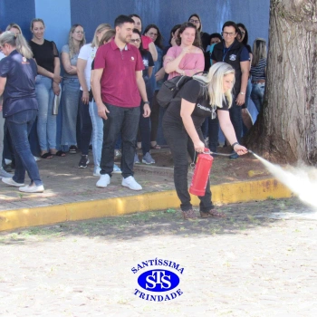 Profissionais do Colégio são capacitados para prestar primeiros socorros