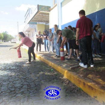 Profissionais do Colégio são capacitados para prestar primeiros socorros