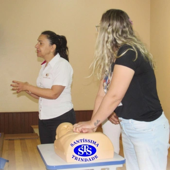 Profissionais do Colégio são capacitados para prestar primeiros socorros