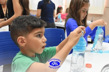 Alunos realizam prática sobre a água no Laboratório | Ed. Infantil