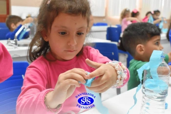 Alunos realizam prática sobre a água no Laboratório | Ed. Infantil