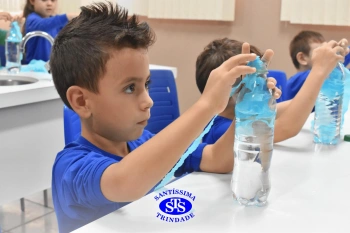Alunos realizam prática sobre a água no Laboratório | Ed. Infantil