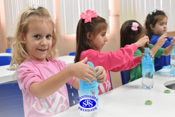 Alunos realizam prática sobre a água no Laboratório | Ed. Infantil