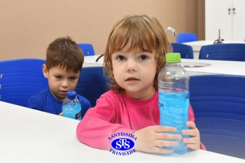 Alunos realizam prática sobre a água no Laboratório | Ed. Infantil