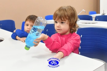 Alunos realizam prática sobre a água no Laboratório | Ed. Infantil