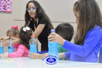 Alunos realizam prática sobre a água no Laboratório | Ed. Infantil