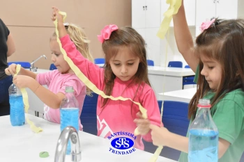 Alunos realizam prática sobre a água no Laboratório | Ed. Infantil