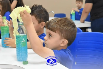 Alunos realizam prática sobre a água no Laboratório | Ed. Infantil