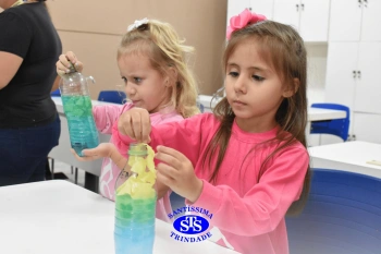 Alunos realizam prática sobre a água no Laboratório | Ed. Infantil