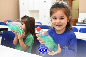 Alunos realizam prática sobre a água no Laboratório | Ed. Infantil
