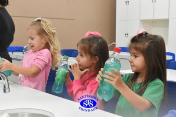 Alunos realizam prática sobre a água no Laboratório | Ed. Infantil