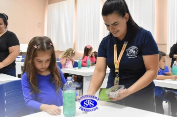 Alunos realizam prática sobre a água no Laboratório | Ed. Infantil