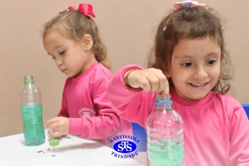 Alunos realizam prática sobre a água no Laboratório | Ed. Infantil