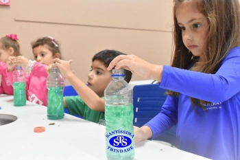 Alunos realizam prática sobre a água no Laboratório | Ed. Infantil