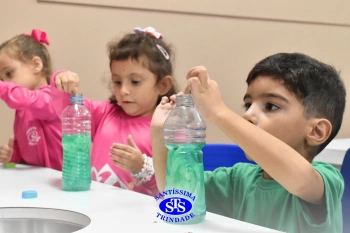 Alunos realizam prática sobre a água no Laboratório | Ed. Infantil