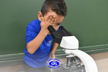 Alunos realizam prática sobre a água no Laboratório | Ed. Infantil