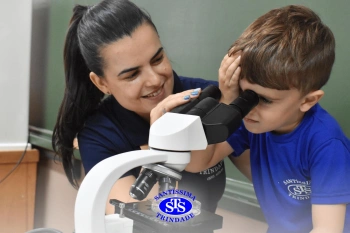 Alunos realizam prática sobre a água no Laboratório | Ed. Infantil